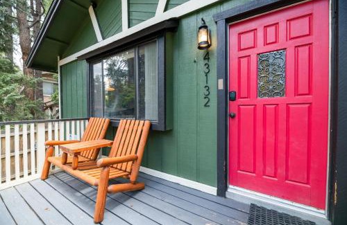 Moonridge House | Bear Cave - Cute and cozy with a hot tub!