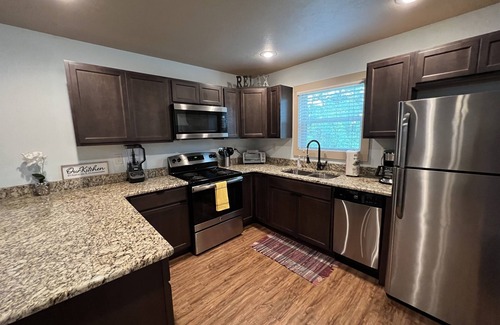 Lampe Cottage | “Bear Claw" - Cabin w/Bluff Lake View Near Branson w Pickleball Court!