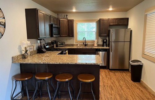 Lampe Cottage | “Bear Claw" - Cabin w/Bluff Lake View Near Branson w Pickleball Court!