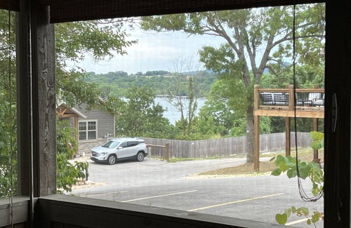 Lampe Cottage | “Bear Claw" - Cabin w/Bluff Lake View Near Branson w Pickleball Court!