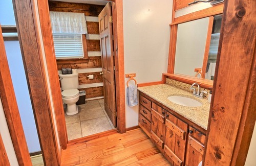 Jefferson Cabin | Bear Creek Cabin-2 BR/2BA Cabin, Mountain Views, WIFI, Gas FP