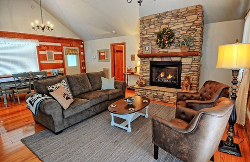 Jefferson Cabin | Bear Creek Cabin-2 BR/2BA Cabin, Mountain Views, WIFI, Gas FP