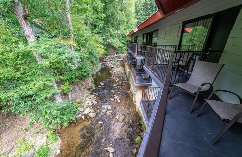 Gatlinburg Hotel | Bear Creek Inn Gatlinburg, TN