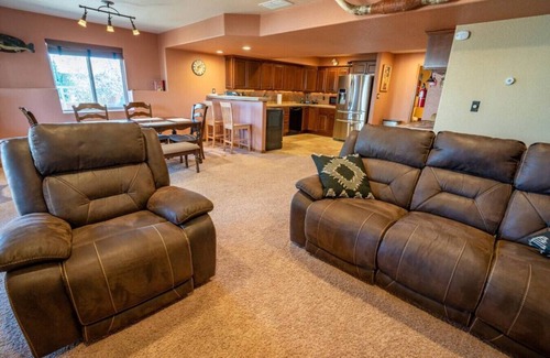 Colorado Springs Condo | Bear Creek Lodge - Hot Tub - King Bed - Close to Everything