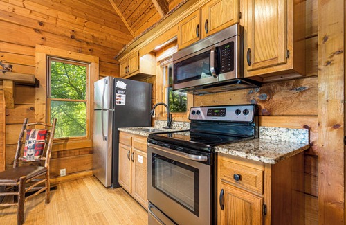 Pittman Center Cabin | Bear Crossing: Charming Cabin with Beautiful View of The Great Smoky Mountains