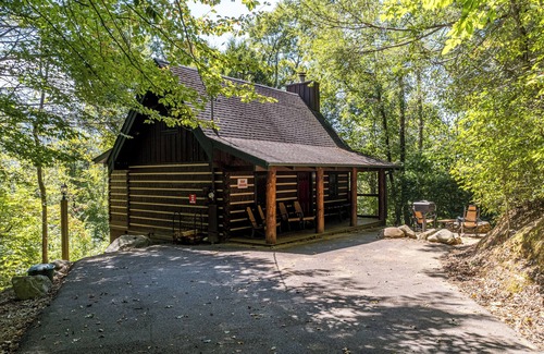 Pittman Center Cabin | Bear Crossing: Charming Cabin with Beautiful View of The Great Smoky Mountains