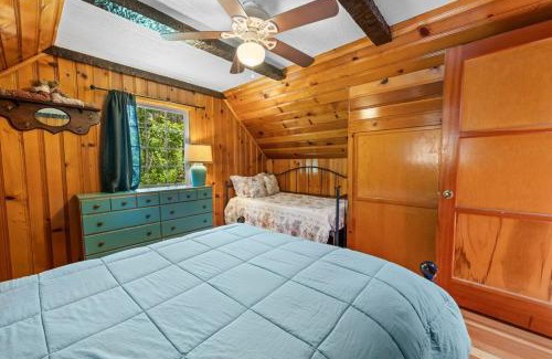 Peter Pan House | Bear Cub Cabin with Hot Tub, Outdoor Patio w BBQ!