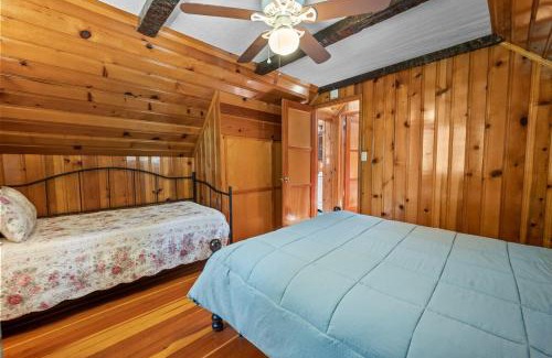 Peter Pan House | Bear Cub Cabin with Hot Tub, Outdoor Patio w BBQ!