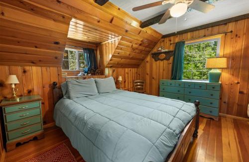 Peter Pan House | Bear Cub Cabin with Hot Tub, Outdoor Patio w BBQ!