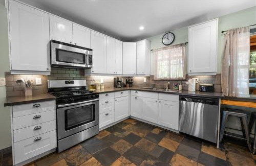 Peter Pan House | Bear Cub Cabin with Hot Tub, Outdoor Patio w BBQ!