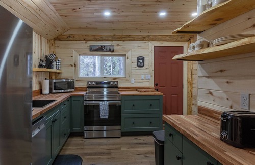 Island Park Cabin | Bear Den ⁓ Fire pit ⁓BBQ ⁓Yellowstone