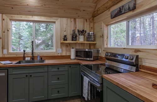 Island Park Cabin | Bear Den ⁓ Fire pit ⁓BBQ ⁓Yellowstone