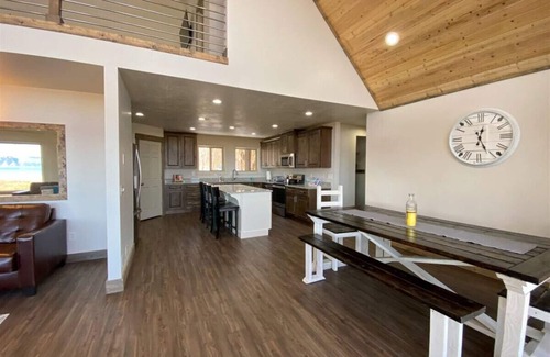 Garden City House | Bear Foot Beach House-Beautiful Views on the Lake