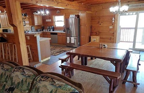 Byrdstown Cabin | Bear Footin' - Cheerful 8 BR /4 Bath w/hot tub!