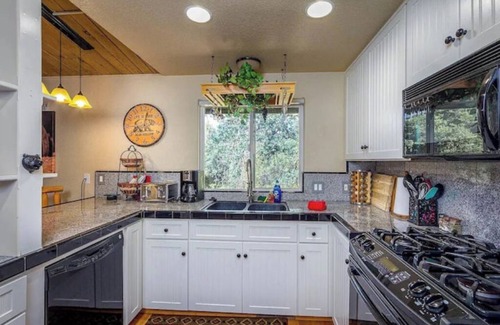 Three Rivers House | Bear Hollow by Sequoia National Park