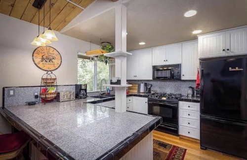Three Rivers House | Bear Hollow by Sequoia National Park