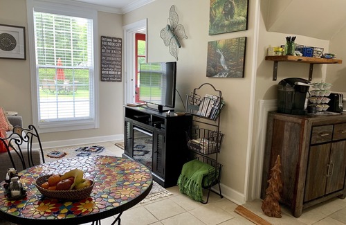 St. Elmo Improvement League Apartment | Bear House 1890, Sherfey Suite, Perfect Getaway, Walk to Cafes, Outdoor Activity