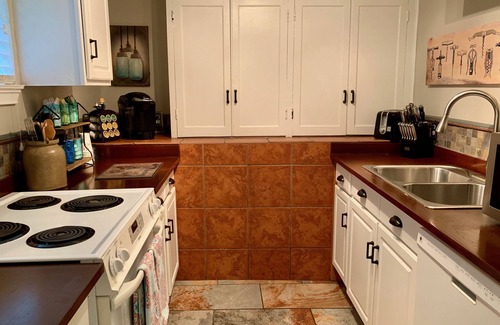 St. Elmo Improvement League Apartment | Bear House 1890, Stinson Suite, Perfect Getaway, Walk to Cafes, Outdoor Activity