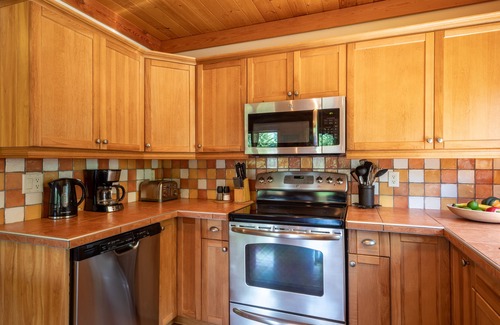 Golden Ski Chalet | Bear Lodge - 3 Bedroom Luxurious Log Cabin, Private Hot Tub and Mountain Views