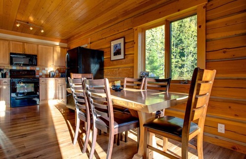 Golden Ski Chalet | Bear Lodge - 3 Bedroom Luxurious Log Cabin, Private Hot Tub and Mountain Views