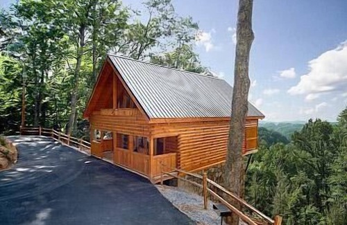 Sevierville Cabin | Bear Lovin' in Pigeon Forge #unforgettable 2 bedroom w/Gameroom, Views & Heart Tub!