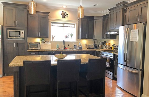 Highlands House | Bear Mountain 2 Bedroom Rainforest View Vacation Home