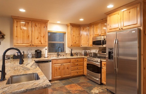 Big Bear Lake House | Bear Mountain Chalet. Walk to bear mountain. Games. BBQ.