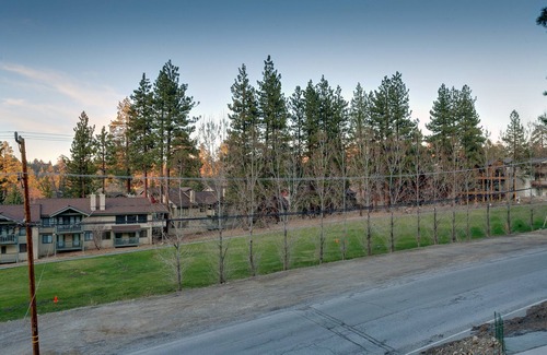 Big Bear Lake House | Bear Mountain Chalet. Walk to bear mountain. Games. BBQ.