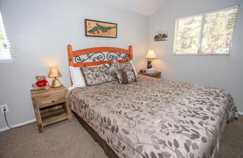 Moonridge House | Bear Mountain Retreat - Walk to the Zoo or catch the shuttle to the slopes! Darts & arcade machine!