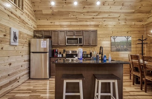 White Oak Lodge Cabin | Bear Necessities-Cozy 2BR Cabin Gatlinburg-Hot Tub