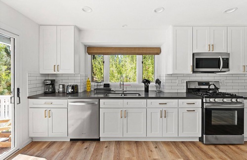 Fox Farm House | Bear Necessities. New. Modern. Spa. Perfect. Pet Friendly.