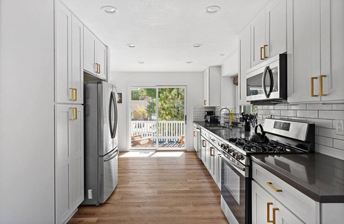 Fox Farm House | Bear Necessities. New. Modern. Spa. Perfect. Pet Friendly.