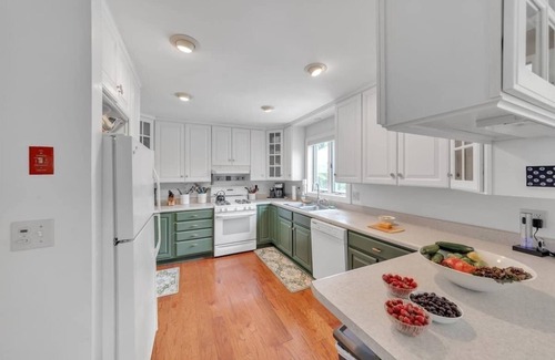 Sunderland House | Bear Pass - Mountain View by RedAwning