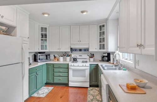 Sunderland House | Bear Pass - Mountain View 4 Bedroom Home by RedAwning