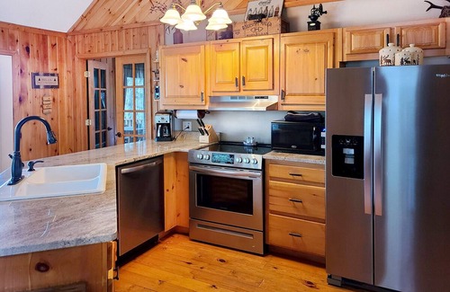 Cleveland Cabin | Bear Path- Dog Friendly Cabin with Mtn Views, Game Room and Hot Tub. Near Helen