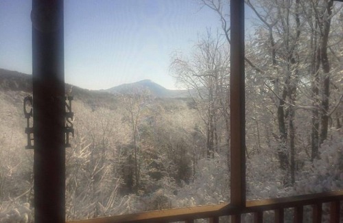 Cleveland Cabin | Bear Path- Dog Friendly Cabin with Mtn Views, Game Room and Hot Tub. Near Helen