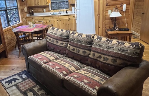 Cherry Log Cabin | Bear Pause,Babbling Creekfront Logcabin,New HotTub, FirePit,Hammock,&PetFriendly