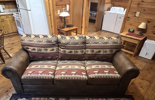 Cherry Log Cabin | Bear Pause,Babbling Creekfront Logcabin,New HotTub, FirePit,Hammock,&PetFriendly