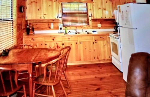 Cherry Log Cabin | Bear Pause,Babbling Creekfront Logcabin,New HotTub, FirePit,Hammock,&PetFriendly