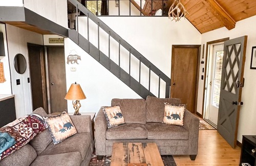 Eidelweiss Village Ski Chalet | Bear Paw Chalet - Mountain View
