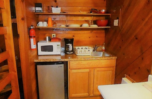 Sautee Nacoochee Cottage | Bear Paw Cottage #4 Queen Adorable ;Hot Tub; Pet Friendly;2Adults/2 Children max