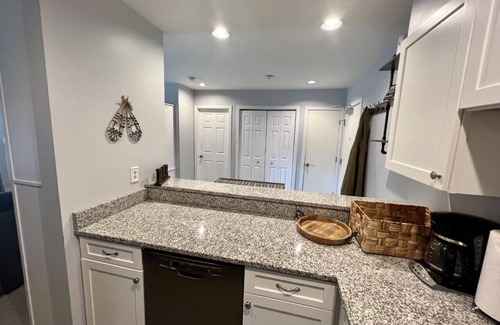 West Dover Condo | 'Bear Paw Lodge' at the BASE of Mt Snow Indoor Pool, Hot Tub