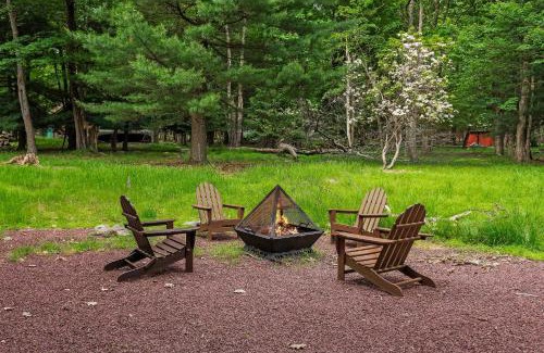 Lake Harmony Estates House | Bear Paw Lodge by AvantStay Hot Tub Deck Fire Pit