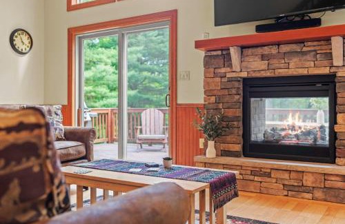 Lake Harmony Estates House | Bear Paw Lodge by AvantStay Hot Tub Deck Fire Pit