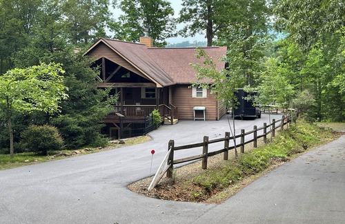 Unaka House | “Bear Paw Resort” View’s, Privacy, Covered decks, Outdoor spaces, Easy accessn