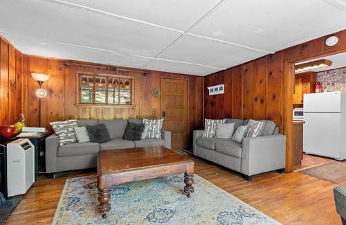 Scaly Mountain Cabin | Bear Ridge Cabin. HOT TUB Just Added! Cozy & Secluded. Close to Highlands, NC.