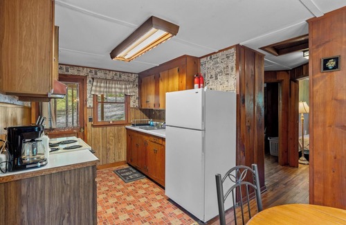 Scaly Mountain Cabin | Bear Ridge Cabin. HOT TUB Just Added! Cozy & Secluded. Close to Highlands, NC.