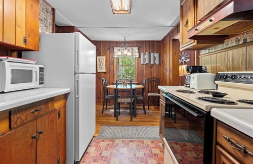 Scaly Mountain Cabin | Bear Ridge Cabin. HOT TUB Just Added! Cozy & Secluded. Close to Highlands, NC.