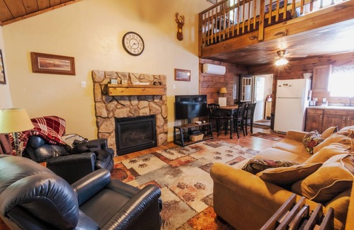 Sabinsville Cabin | Bear Run – Cozy Rustic Cabin with Modern Comforts