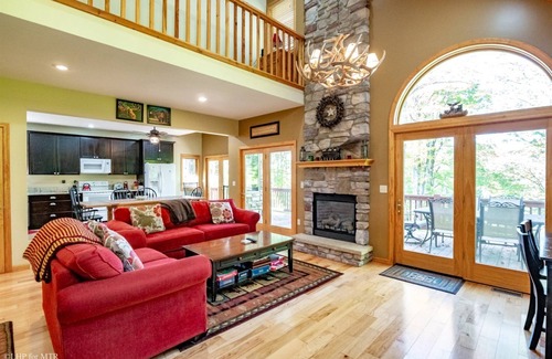 Timberline House | Bear`s Den in Winterset - 159 Winterset DrivennBear's Den - Ski Area, Hot Tub, A/C, Pool Table